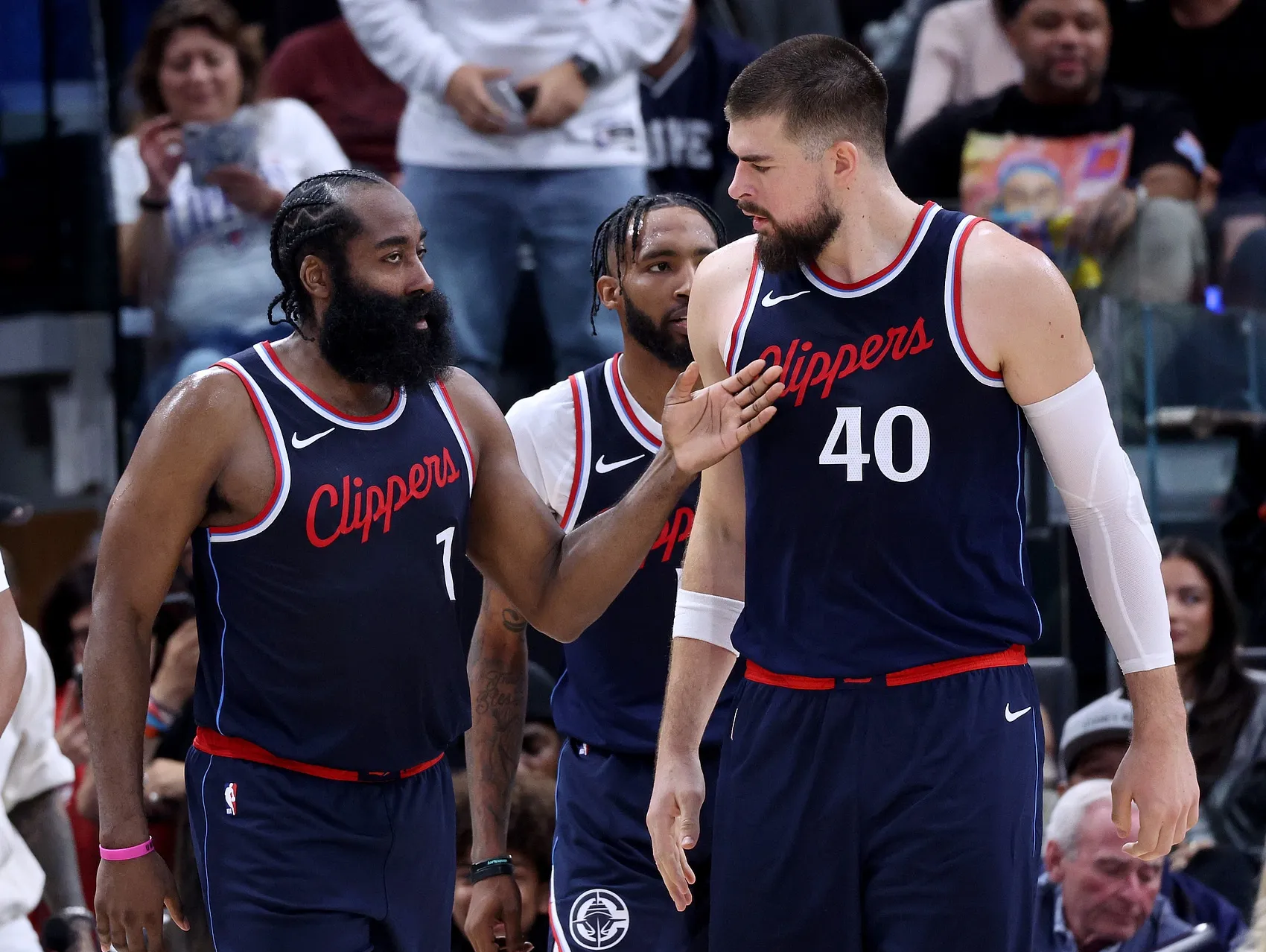 洛杉矶快船发布备战花絮，赛前主帅复盘，英超任务艰巨，团队化学反应显著 